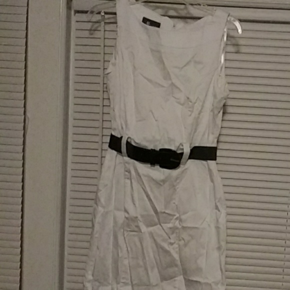 Dresses - Picture 4 of 4